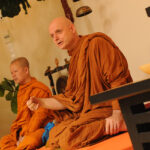 Ácsán Dzsajaszáró (Ajahn Jayasaro) théraváda szerzetes A Tan Kapuja Buddhista Főiskola szertartástermében válaszolt a hallgatóság kérdéseire.