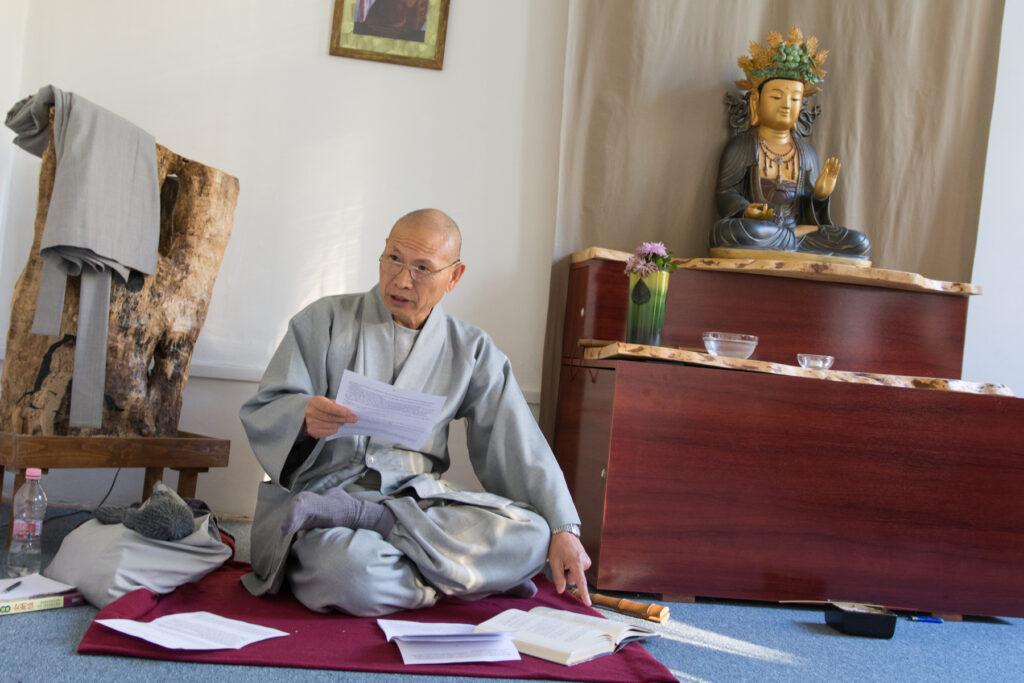 Véget ért Prof. Dr. Jinwol Lee (Dongguk University) koreai zen mester 6 napos intenzív gyémánt szútra kurzusa. A napi 8 óra munka során egymással együttműködve szemináriumi és meditációs keretek között dolgoztunk a szöveggel. Az utolsó napon pedig elvonultunk a ködös Uszóra, ahol meditációval zártuk a kurzust.