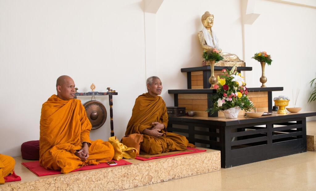 A Tiszteletreméltó Ajahn Bunmee a Wat Pa Sathatawai kolostor főapátja tartott dharmabeszédet Főiskolánkon a tudatosság négy alapjáról.