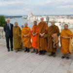 A Tiszteletreméltó Professzor Dr. Phra Brahmapundit a thaiföldi Mahachulalongkornrajavidyalaya Egyetem (MCU) rektora és kísérete a budai várban.